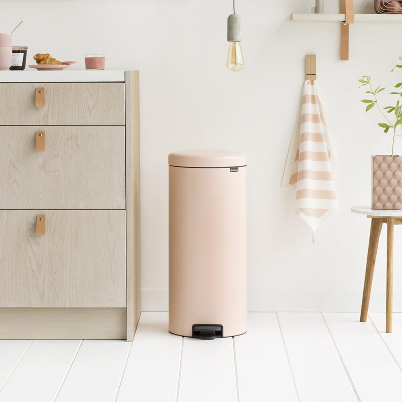 Brabantia Pedal bin newicon, 30 litre, plastic bucketcl ay pink