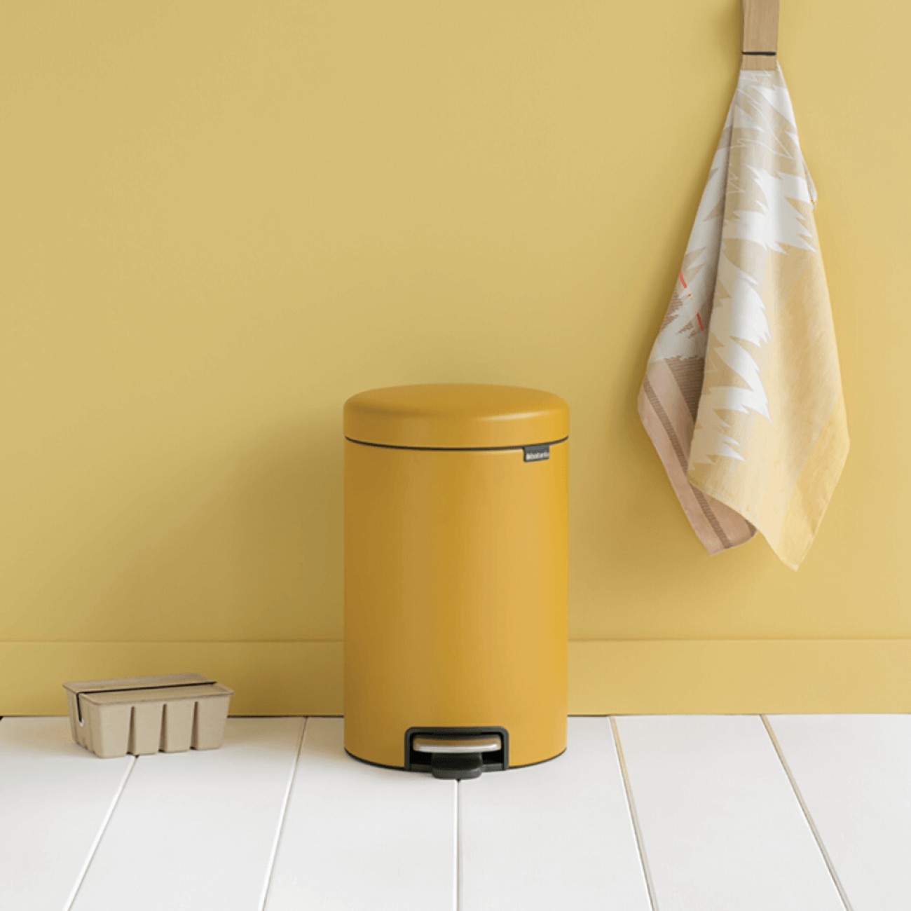 Brabantia Κάδος πεντάλ soft closing, plastic bucket mineral mustard yellow 12 lt σειρά New Icon